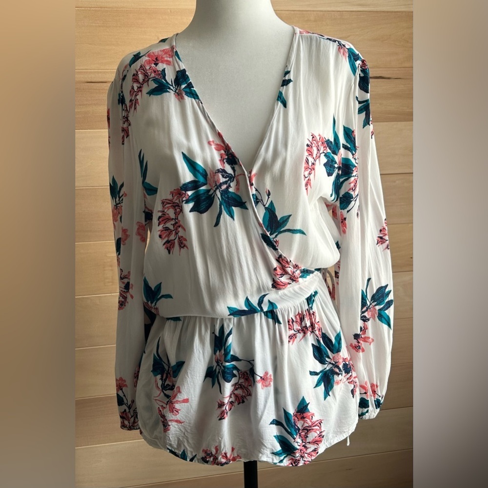 Lucky brand, Los Angeles Size L floral, 3/4 sleeve, one snap tie string at waist
